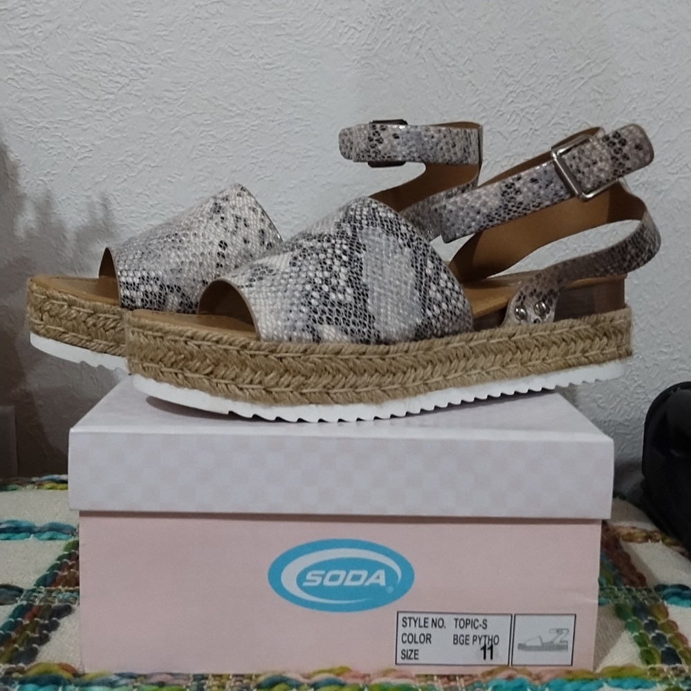 NIB Soda sandles, size 11 python print